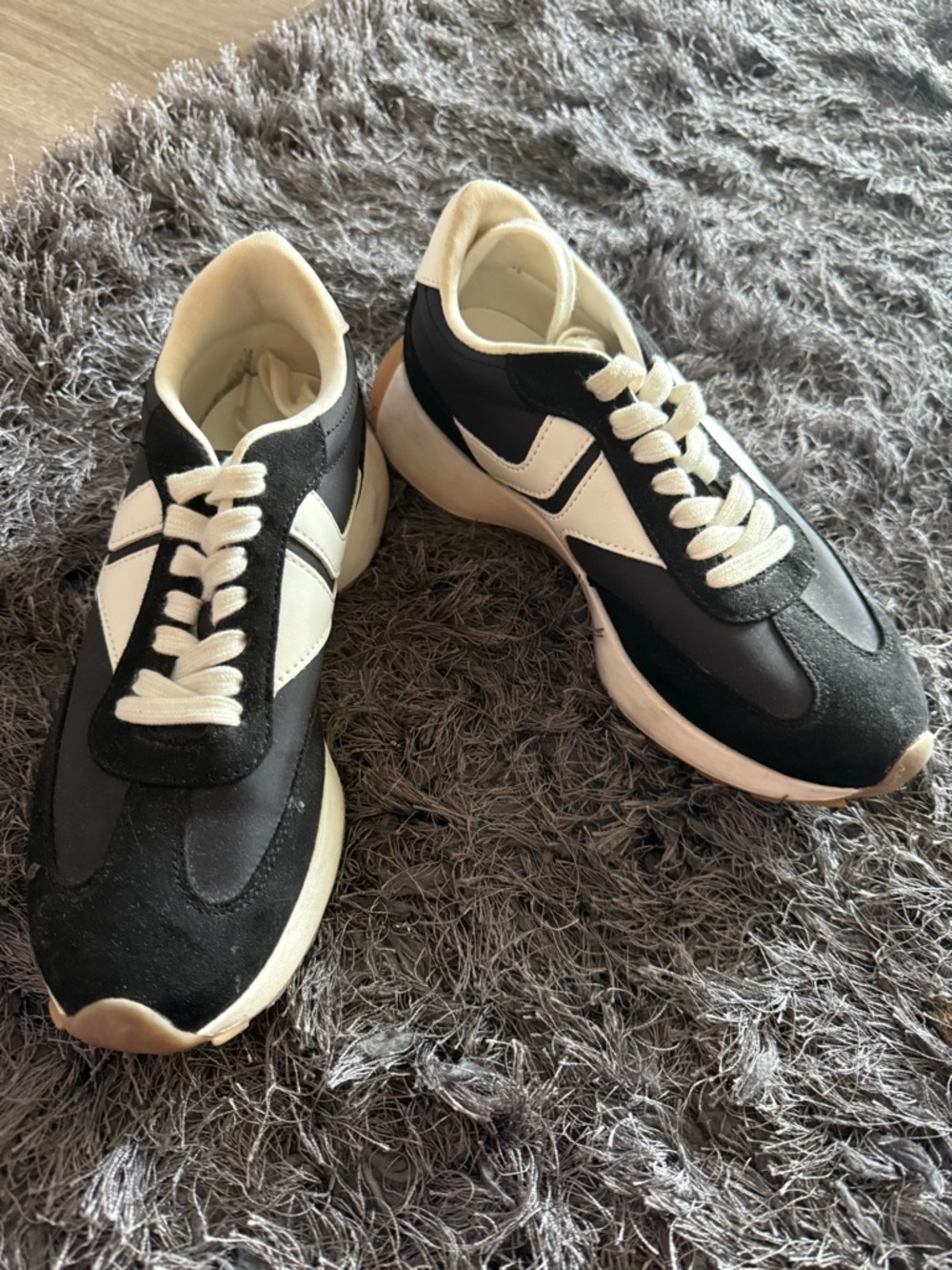 Steve Madden Black and White Women's Retro Runner Sneakers